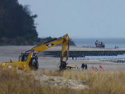 Bagger am Ostseestrand: Auch am Streckelsberg wird aufgerumt.