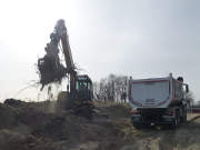 Bume verladen: Abtransport am Strand von Klpinsee.