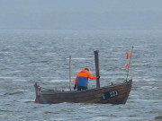 Netze prfen: Fischer auf dem Achterwasser.