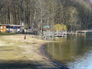 Kleiner Sandstrand: Ufer des Wolgastsees bei Korswandt.