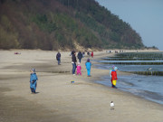 Familienurlaub auf Usedom: Kinder auf dem Ostseestrand.