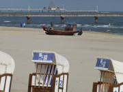 Strandkrbe, Fischerboot, Seebrcken: In den Usedomer Kaiserbdern.