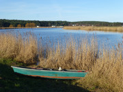 Fischerboot hat Winterruhe: An der Melle bei Loddin.