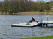 ber dem Wasser: Ruheplatz am Ende des Stegs in den Klpinsee.