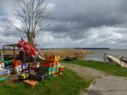 Netzstangen und Fischkisten: Am Hafen von Neeberg.