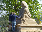 Werbung fr eine Ausstellung: Sandskulptur an der Strandstrae.