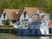 Wassersport auf Usedom: Motorboot und Ferienhäuser.