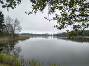 Fast unmittelbar an der Ostsee liegt der Klpinsee.