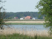 Blick auf das Festland: Hohendorf jenseits des Peenestroms.