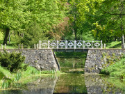 Parkgestaltung mit Wasserlauf: Schloss Griebenow auf dem Festland.