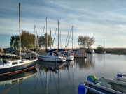 Sportboote: Achterwasserhafen des Seebades Loddin.