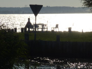 Sitzbank in der Abendsonne: Am Achterwasserhafen Loddin.