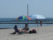 Sonnenschirme am Meer: Sommerliche Szene bei Zempin.