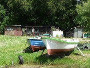 Fischerhafen bei Neuendorf: Fischerboote auf dem Trocknen.