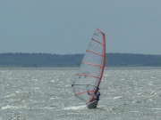 ber das Achterwasser gleiten: Surfen bei Stagnie.