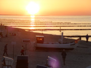 Fischerboot im Abendlicht: Sonnenuntergang bei Koserow.