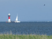 Greifswalder Bodden: Seezeichen Peenemnde und Segelboot.