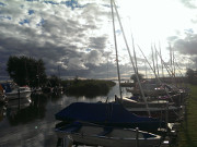 Gegenlicht: Achterwasserhafen Loddin unter Wolken.