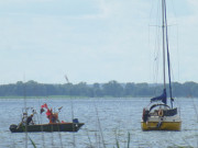 Fischerboot und Sportboot: Achterwasserküste von Usedom.