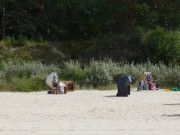 Urlaub am Meer: Strandkrbe auf dem Sandstrand.