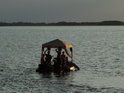 Eigenbauflo mit Partyzelt: Stimmung auf dem Achterwasser.