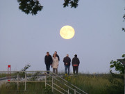 Strandpromenade: Mondaufgang in Klpinsee.