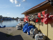 Netzstangen und Fahnen: Fischereigert am Hafen von Freest.