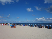 Strandkrbe am Meer: Sandstrand von Klpinsee.