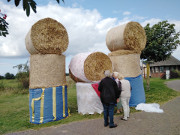 Das Erntefest naht: Schmcken der Erntefestpuppen in Loddin.