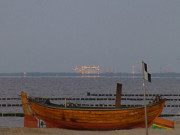 Fischerboot und Flssiggasterminal: Ostseekste am Abend.