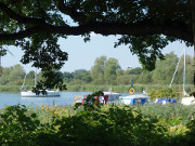 Segelboote im Sonnenlicht: Achterwasserhafen an der Rieck.