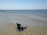 Sitz im Ostseewasser: Sommer am Ostseestrand von Koserow.