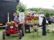 Am Achterwasserhafen: Der Erntefest-Umzug trifft auf dem Festplatz ein.