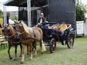 Mit der Kutsche auf den Festplatz: Der Brgermeister der Gemeinde Loddin.