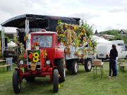 Die Erntekrone wird herangefahren: Erntefest im Seebad Loddin.