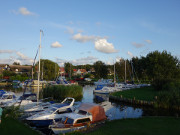 Sportboote im letzten Sonnenlicht: Achterwasserhafen Loddin.