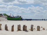 Misdroy auf Wollin: Fischerboote auf dem Ostseestrand.