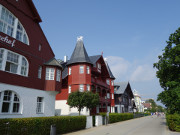 Strandpromenade des Ostseebades Basin: Holzhuser am Meer.