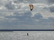 Die Weite genießen: Kiter auf dem Achterwasser.