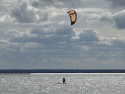 Die Weite genieen: Kiter auf dem Achterwasser.