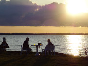 Ein Bier im Sonnenuntergang: Achterwasserhafen Loddin.