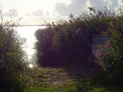 Ein Urlaubstag geht zu Ende: Achterwasserhafen des Seebades Loddin.