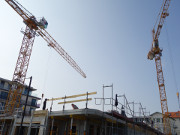 Baukrne vor blauem Himmel: In den Usedomer Kaiserbdern wird gebaut.