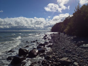 Wanderung an der Ostsee: Steinstrand mit Steilkste.