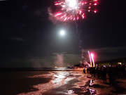 Lichtspiegelungen auf dem Meer: Festtagsfeuerwerk ber Usedom.