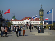 Seebrckenvorplatz und Uhr: Ostseebad Ahlbeck.