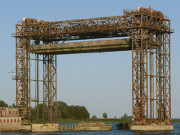 Koloss im Peenestrom: Ruine der Eisenbahnhubbrcke bei Karnin.