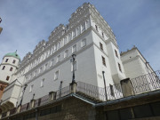 Blick von auen: Das Schloss erhebt sich ber die Straen.