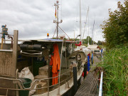 Fischerboot an der "Kehle": Kleinsthafen von Ostklne.