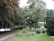 Schlosspark am Schlossgraben: Wasserschloss Mellenthin.